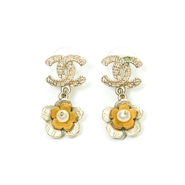 CC logo with flowers earrings Jewellery Accessories in Metal, Light Gold Hardware