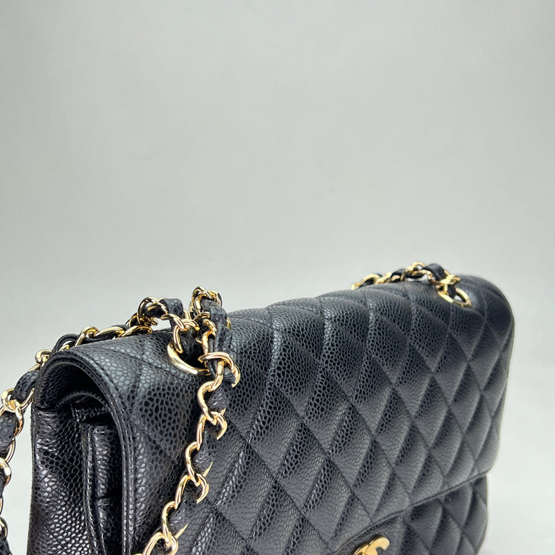 Classic Double Flap Mediun Shoulder bag in Caviar leather, Gold Hardware