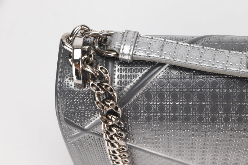 DIORAMA (09-B0-0146) MEDIUM METALLIC SILVER LEATHER MICRO CANNAGE SILVER HARDWARE, WITH DUST COVER