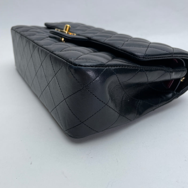 Double Flap Classic Medium Shoulder bag in Lambskin, Gold Hardware