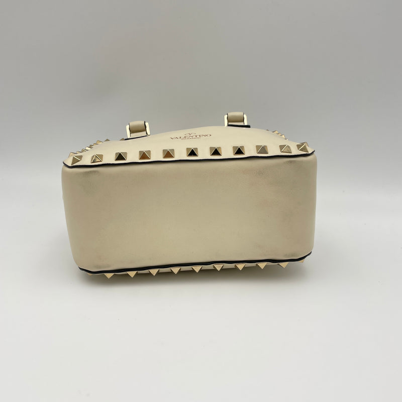 Rockstud Top handle bag in Calfskin, Gold Hardware
