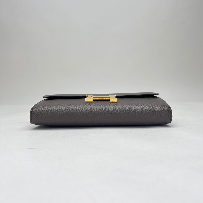 Constance To Go Wallet on chain in Epsom leather, Gold Hardware