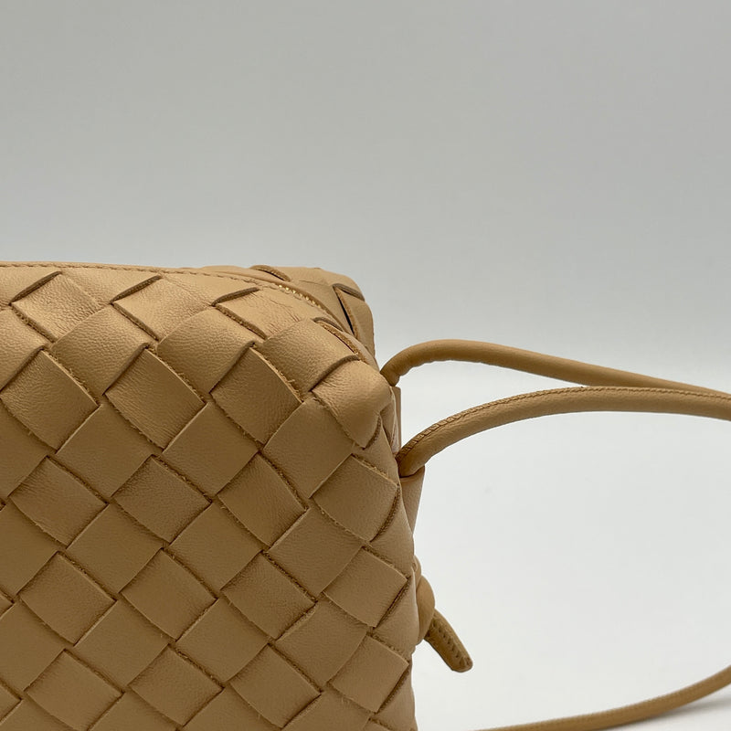 Loop Crossbody bag in Intrecciato leather, Gold Hardware