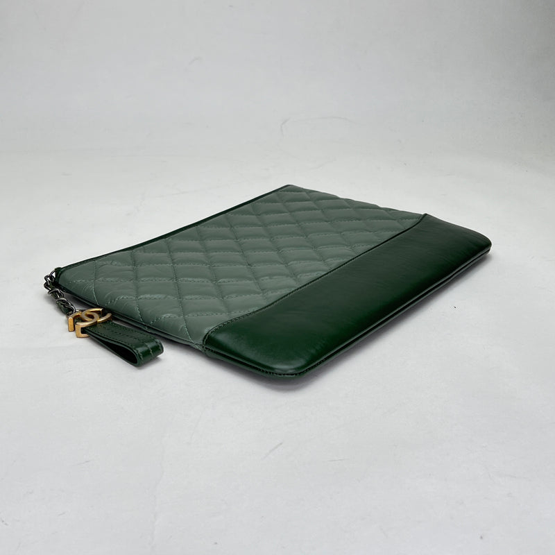 O Case Gabrielle Green Clutch in Lambskin, Mixed hardware