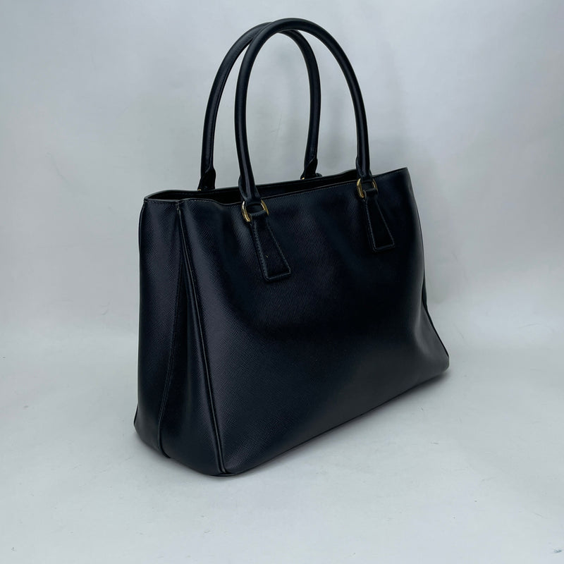 Galleria Medium Top handle bag in Saffiano leather, Gold Hardware