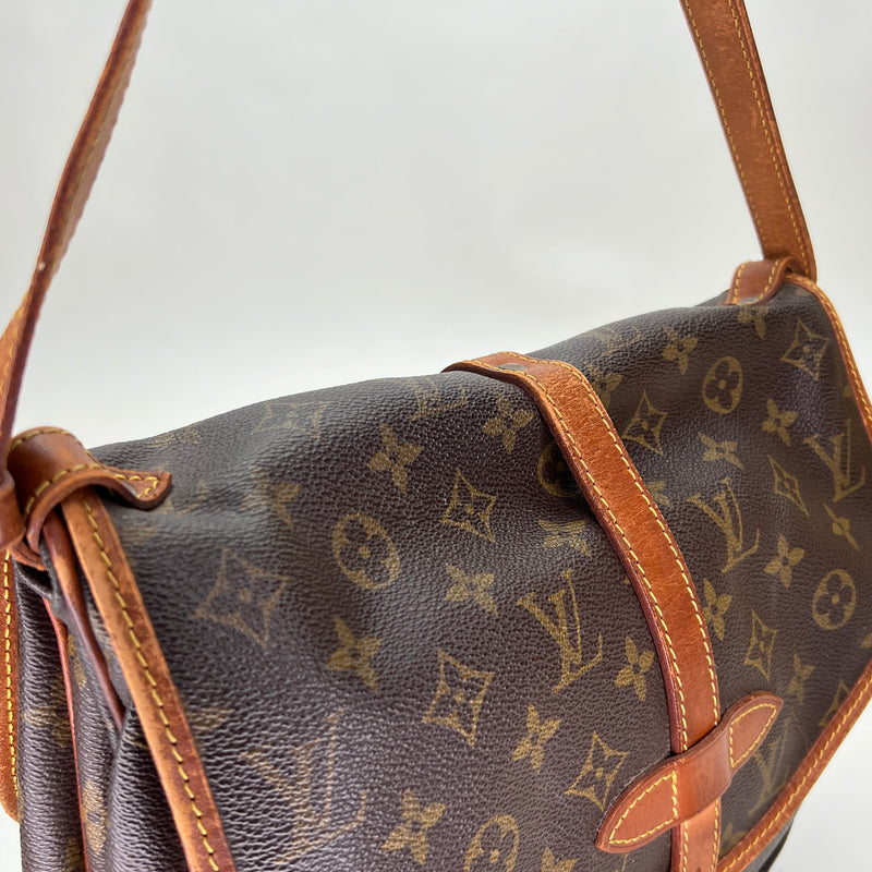 Louis Vuitton SAUMUR 30 Shoulder bag in Monogram coated canvas, Gold Hardware