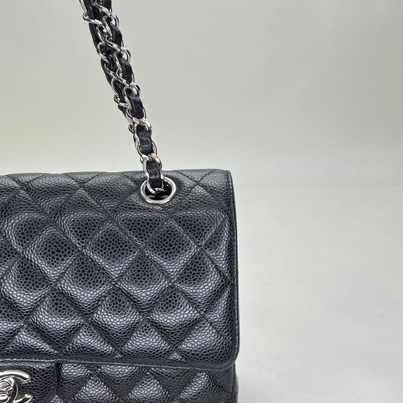 Classic Double Flap Medium Shoulder bag in Caviar leather, Silver Hardware
