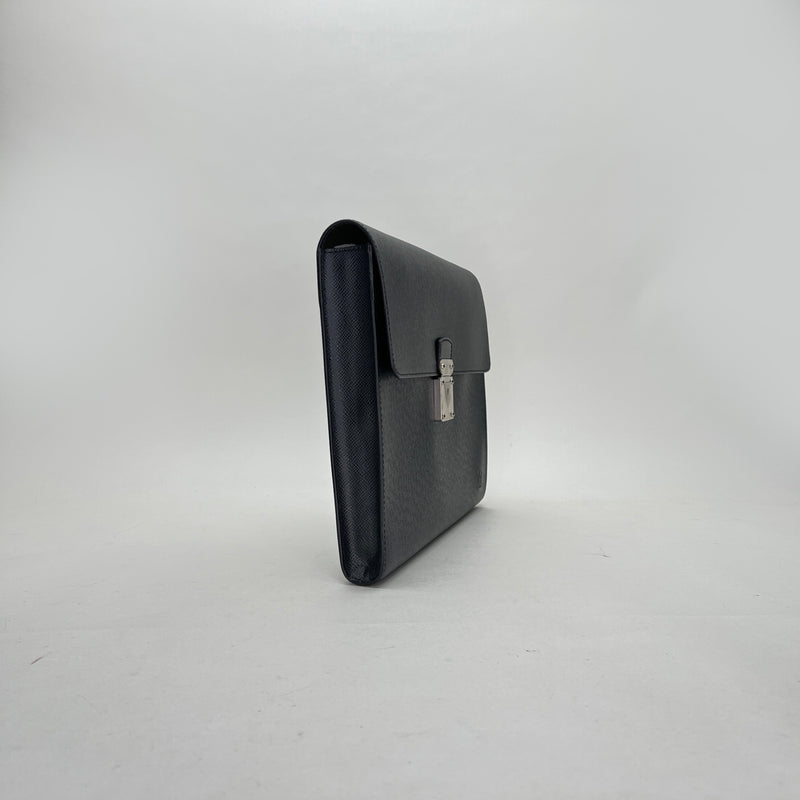 Minuto Briefcase in Taiga leather, Silver Hardware