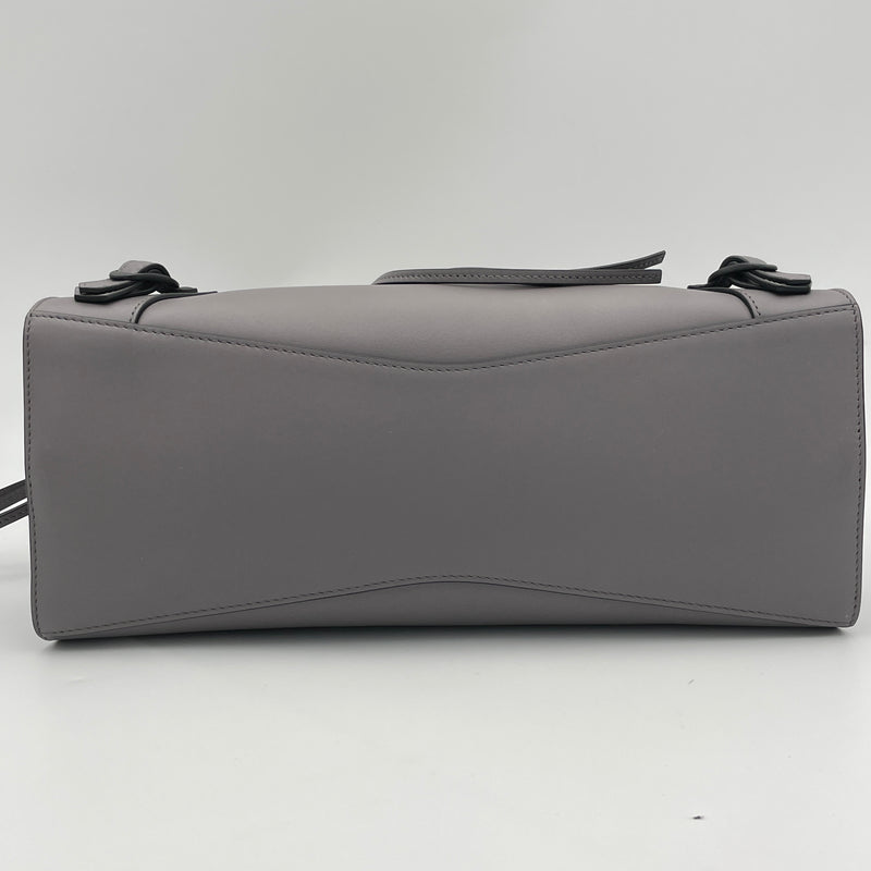 Neo Classic Medium Top handle bag in Calfskin, Gunmetal Hardware