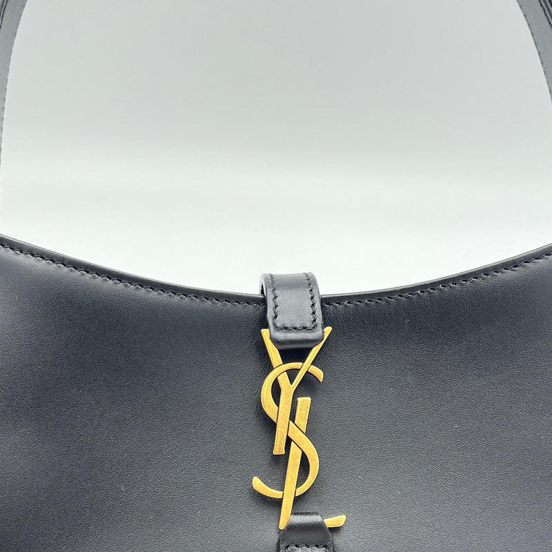 Le 5 À 7 Mini Shoulder bag in Calfskin, Brushed Gold Hardware