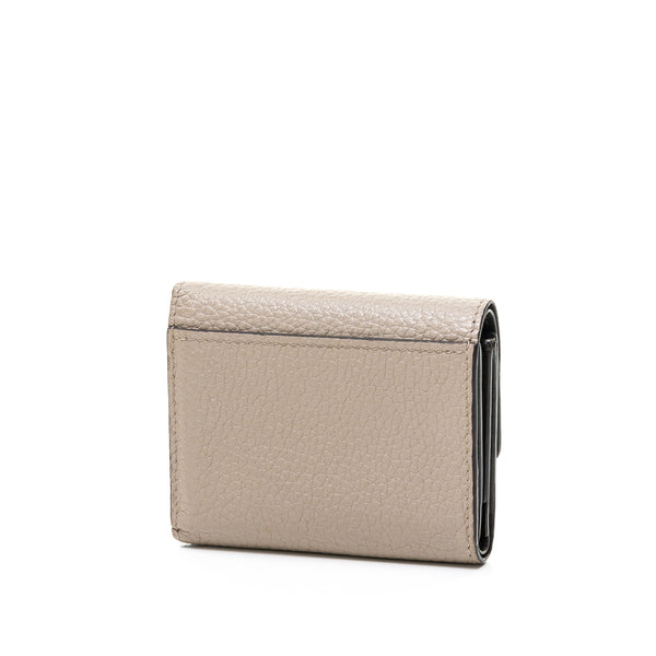 Capucines Compact Wallet in Taurillon leather, Gold Hardware